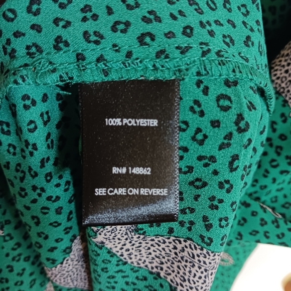 Torrid Green V-Neck Sleeveless Blouse - Picture 7 of 9